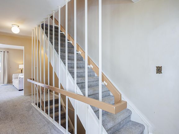 4th image of 1472 Oakbrook Dr E