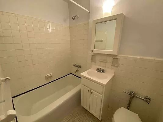 4th image of 41-11 Parsons Blvd #104