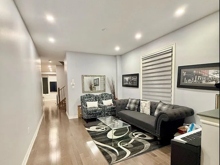 385 Royal West Dr #UPPER — Photo 5