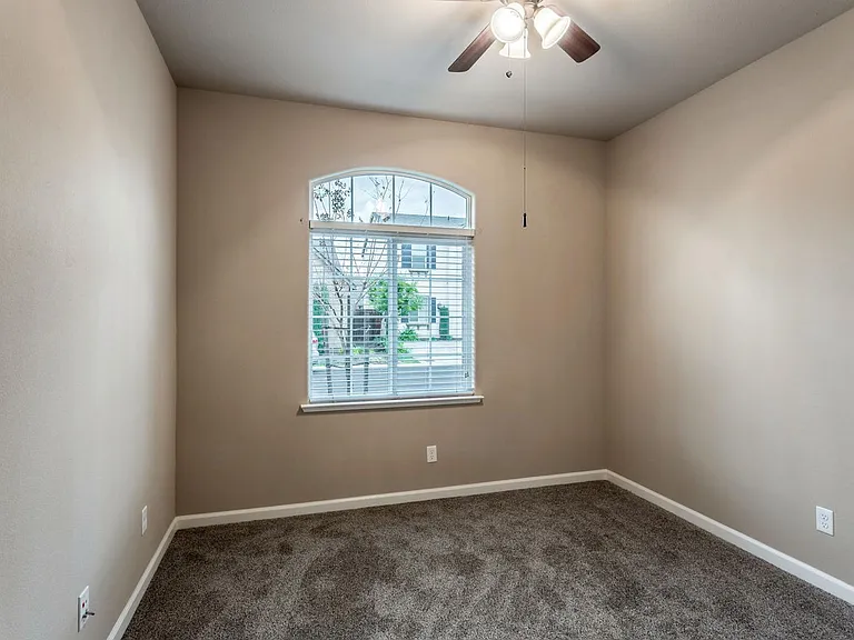 4044 Heritage Ln — Photo 18