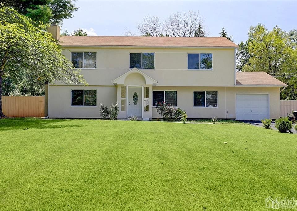 1st image of 6 Lexington Dr