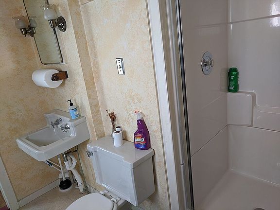 Bathroom w shower apt 101