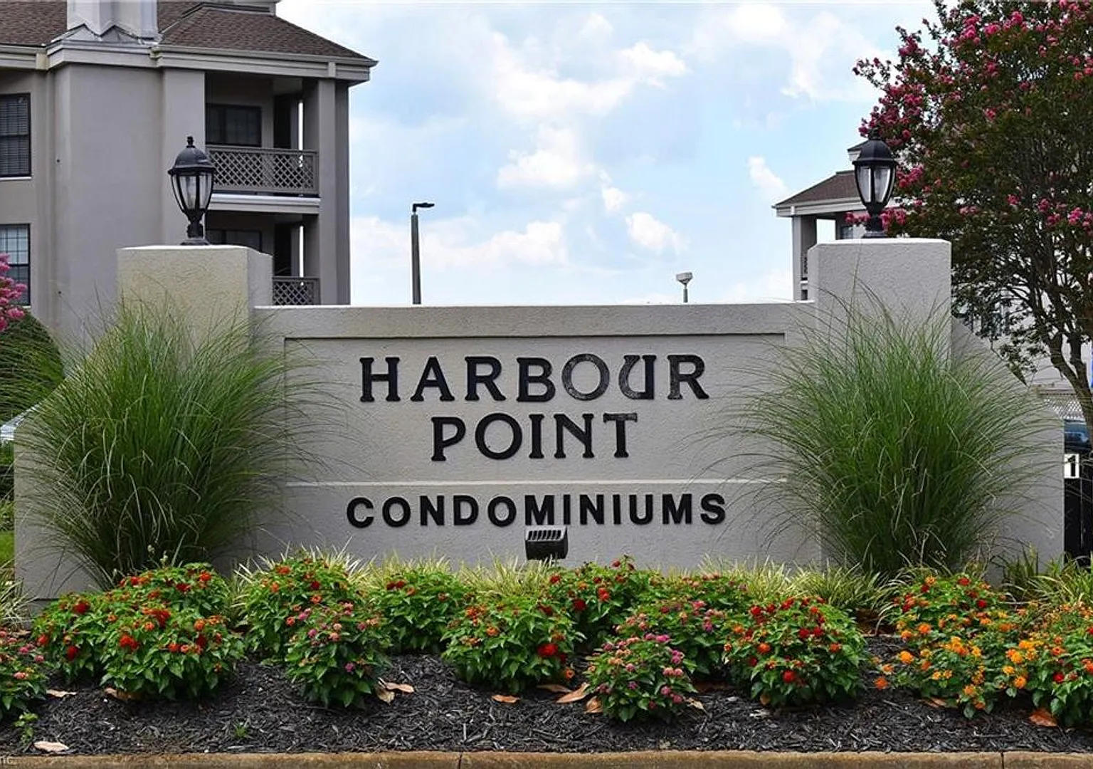 Harbour Point Condos — Photo 1