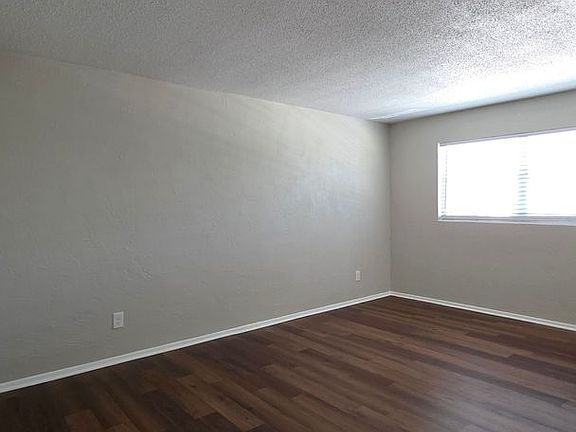 5th image of 313 Country Club Oval APT 7