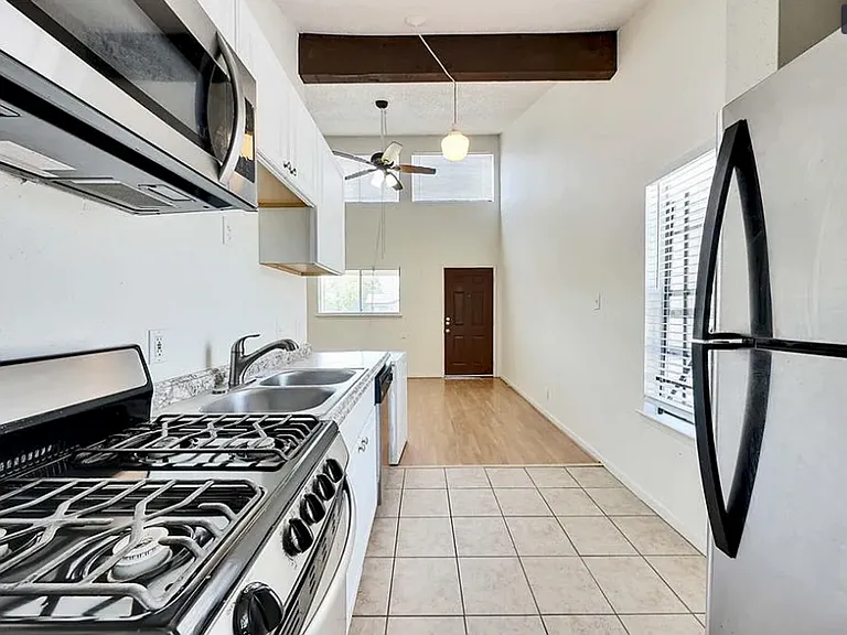 1010 W 23rd St #12 — Photo 3