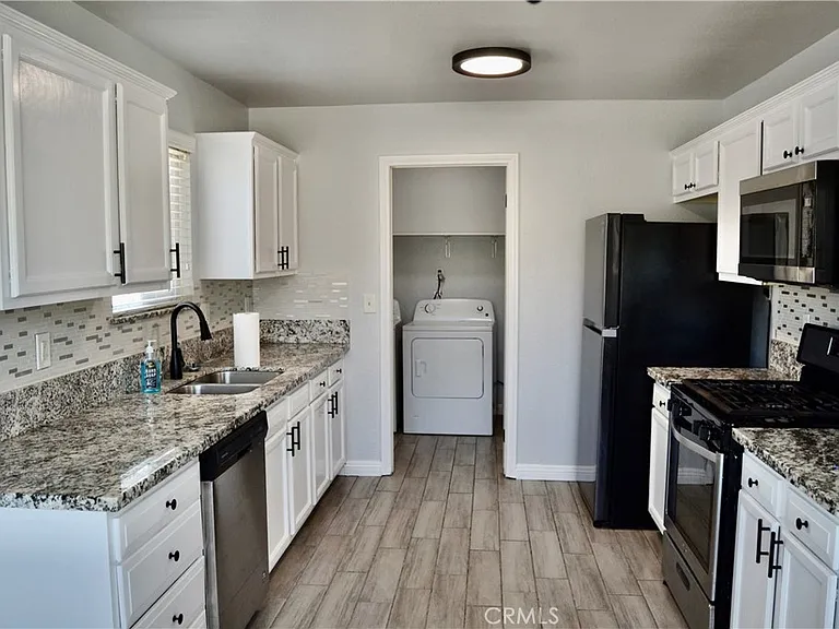 894 N Orange St — Photo 35