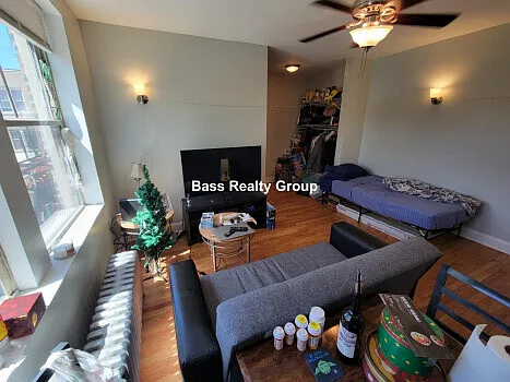 1343 W Greenleaf Ave #209 — Photo 5
