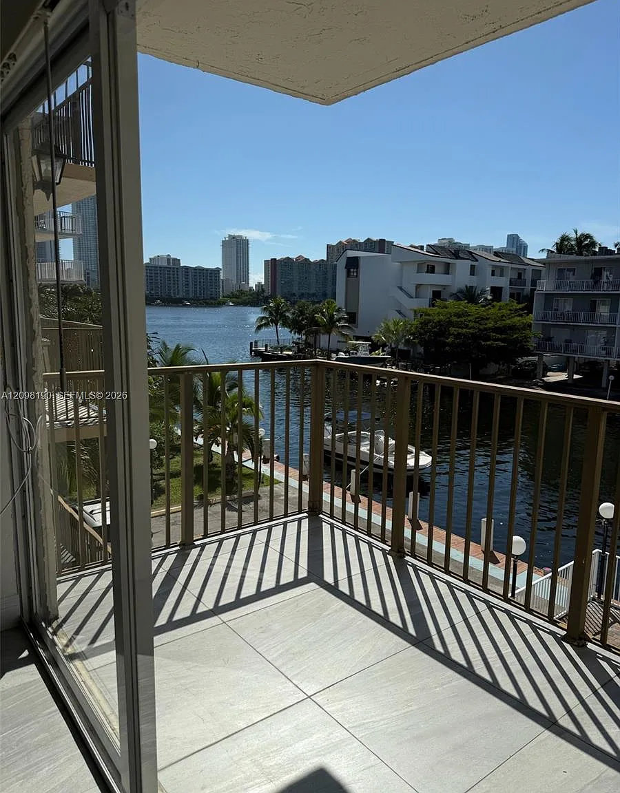 Conqueror Condo — Photo 2