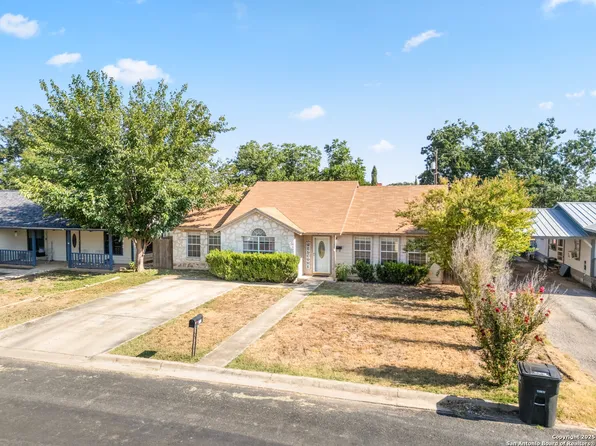 2206 20th St, Hondo, TX 78861