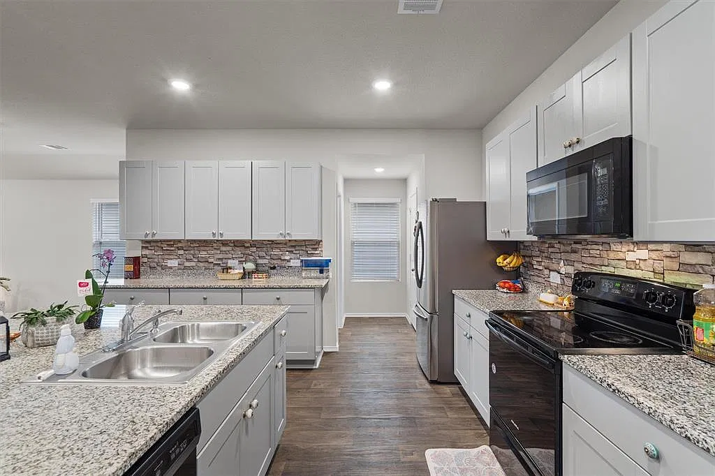 4 bed, 2.0 bath, 2101 sqft, $2,250 — Photo 4
