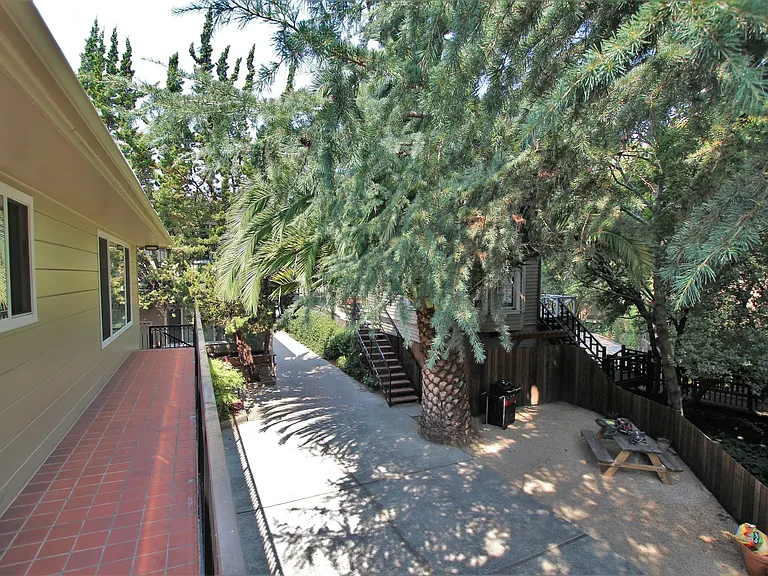 Bellevue Apartments — Photo 27