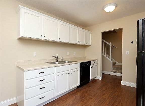 3rd image of 2279 Pond Ave E