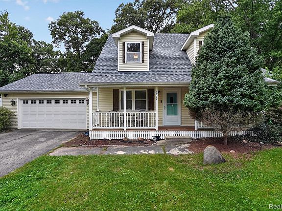 3rd image of 6974 Surrey Ln