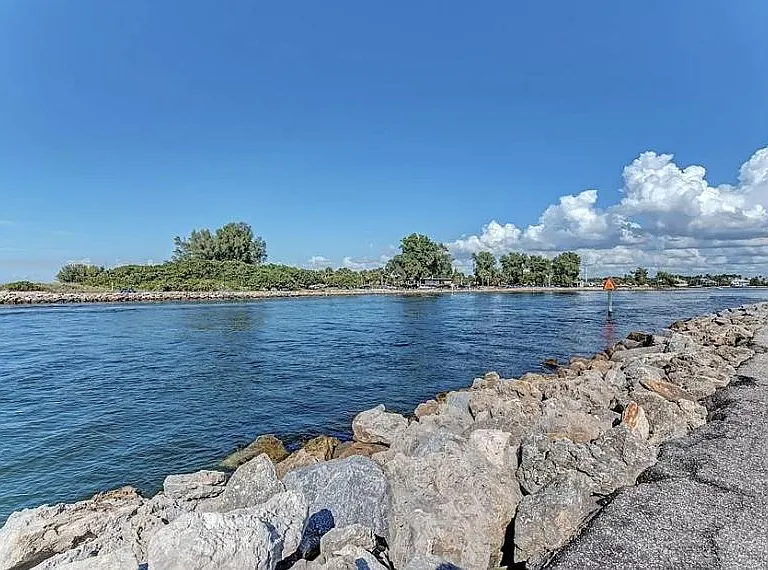 Conveniently located close to shopping, dinning, healthcare, beaches and Venice downtown.