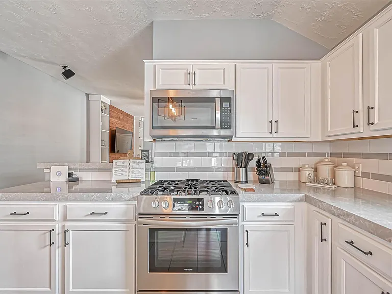 22210 Bellow Glen Dr — Photo 7