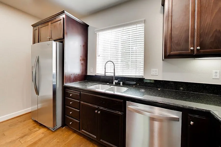Spacious 3 Bed Townhouse in Mountain View! — Photo 3