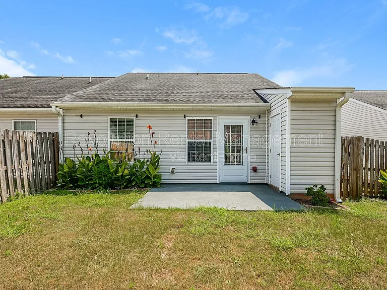1740 Summerwoods Ln — Photo 16
