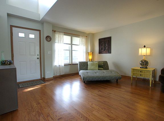 3rd image of 1360 Windsor Ln