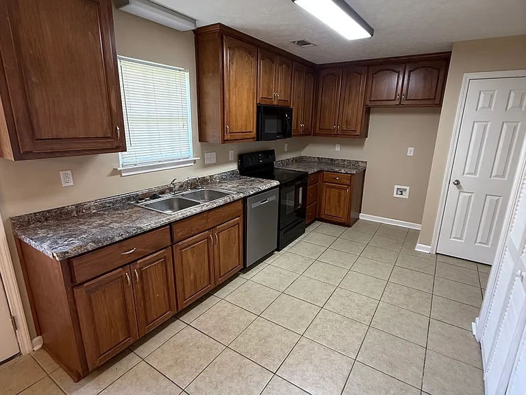 983 Cooper Ave — Photo 3