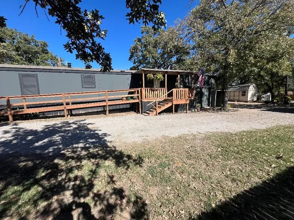 126 Briar Oaks Dr, Azle, TX 76020