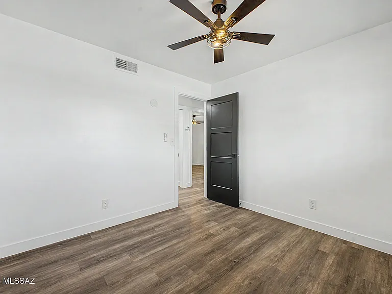2625 W Oregon St — Photo 20