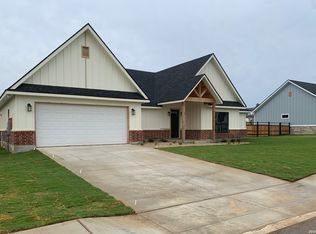 109 W Magnolia Cir, La Vernia, TX 78121