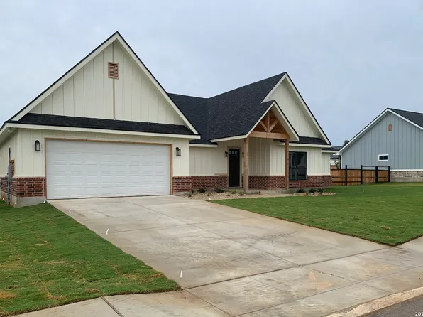 109 W Magnolia Cir, La Vernia, TX 78121