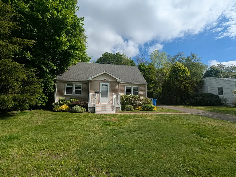 18 Pinewood Rd — Photo 2