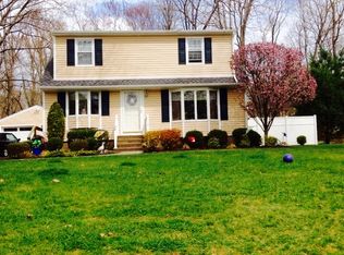 38 Swannekin Rd, Blauvelt, NY 10913