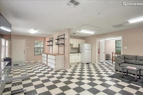 1st image of 4750 View Dr #2