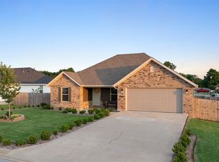 921 Seabiscuit Dr, Prairie Grove, AR 72753