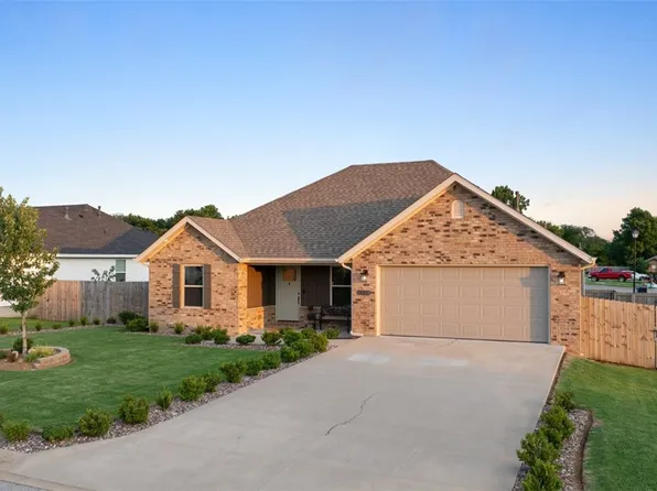 921 Seabiscuit Dr, Prairie Grove, AR 72753