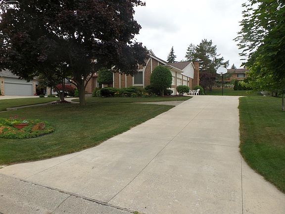2nd image of 576 Boutell Dr