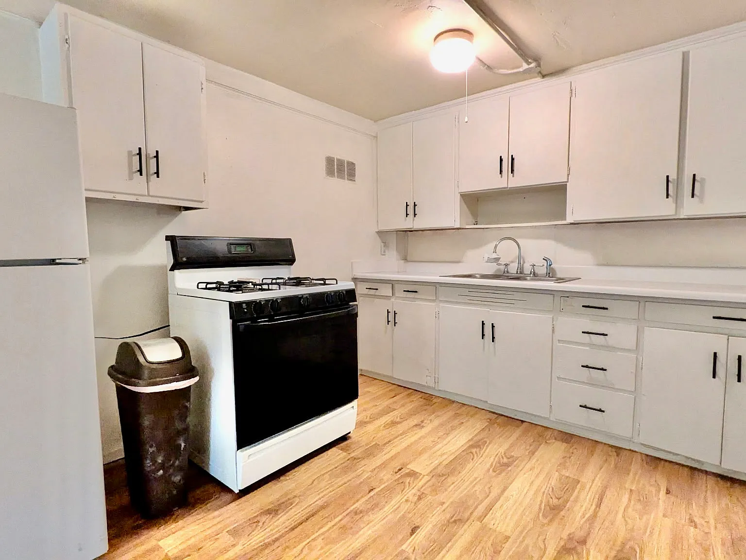 1208 SW 23rd St — Photo 2