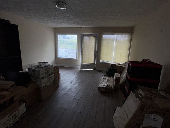 3rd image of 801 Scottsville Rd