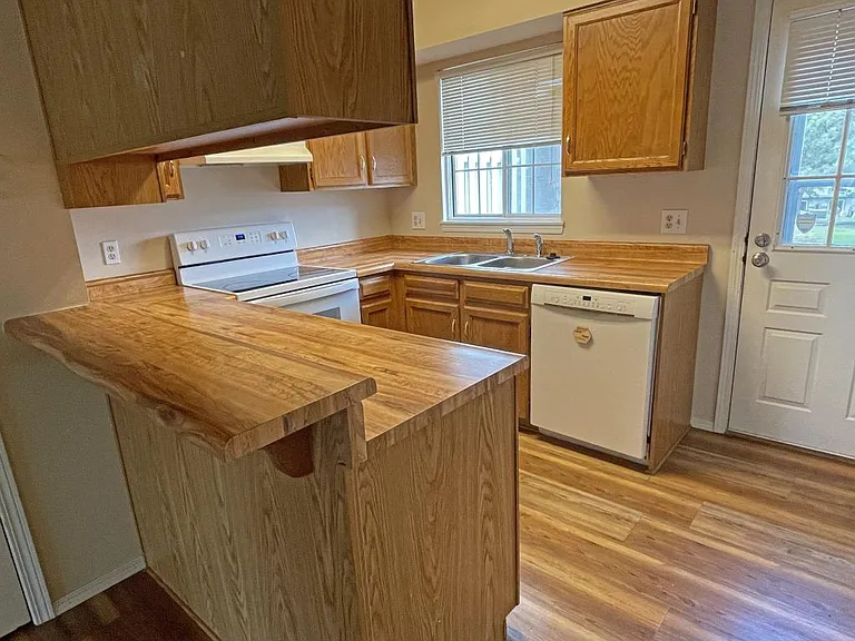 3426 Queen Anne Way — Photo 8