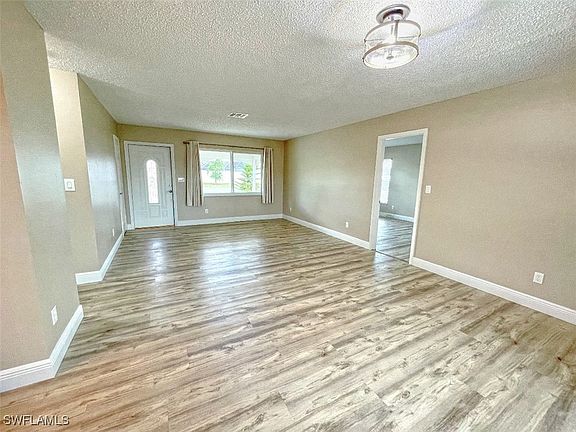 4th image of 1425 Alwynne Dr