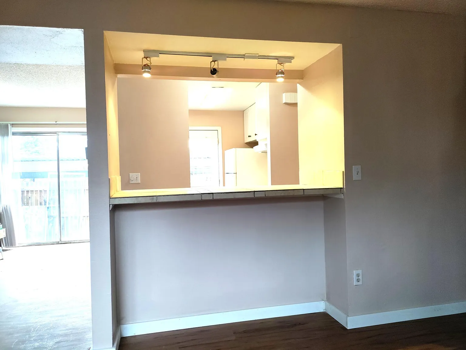 3 bed, 1900 sqft, $2,695 — Photo 2