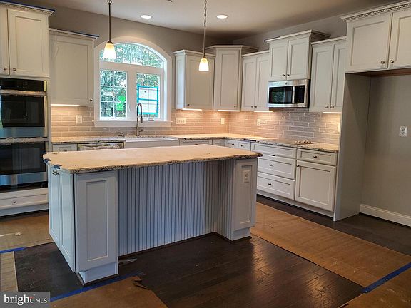 3rd image of 44021 Woodmore St