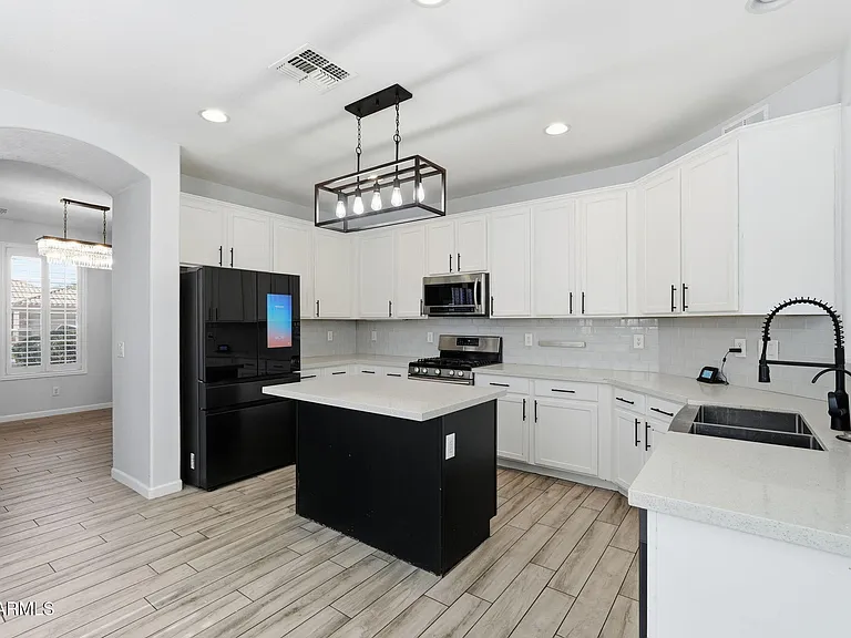 11402 W Alvarado Rd — Photo 16