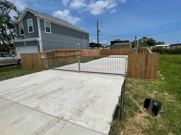 135 Dolphin Hbr, Baytown, TX 77523