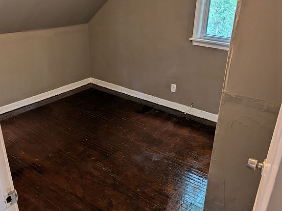 3rd image of 118 Hewitt Ave