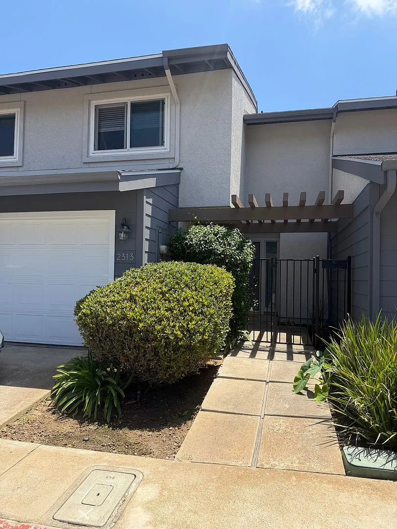 Highly Desirable Park Point Loma Townhome! — Photo 1