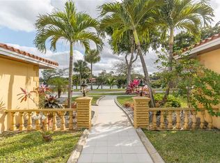 6971 Loch Ness Dr, Miami Lakes, FL 33014