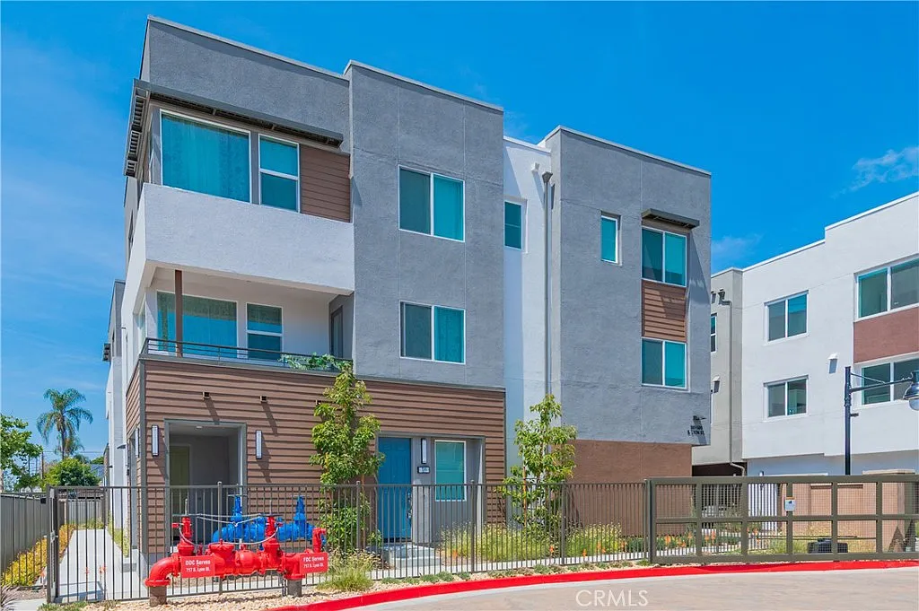 2 bed, 2.5 bath, 1203 sqft, $3,600 — Photo 2