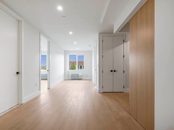5th image of 102 E 53rd St #7A