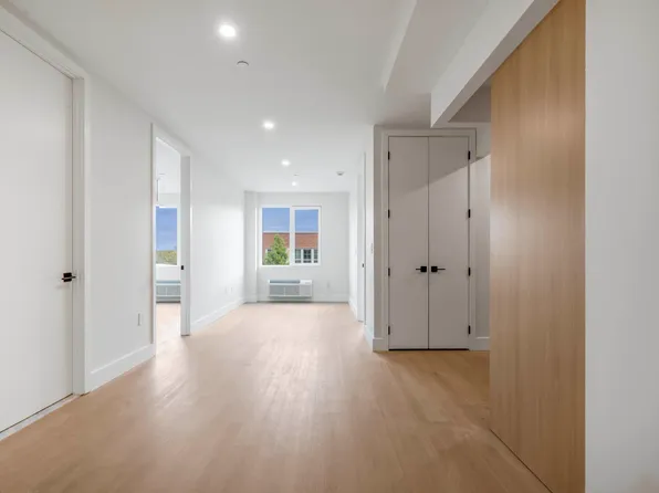 102 East 53rd Street image 1 of 8