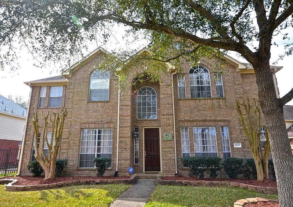 Lovely traditional 2 story home on a cul-de-sac with a pool!! 5 or 6 bedrooms!!