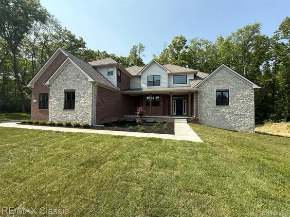 2836 Pine Bluffs Ct, Highland, MI 48357