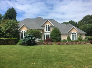 41 Crest Field Ln, North Kingstown, RI 02852